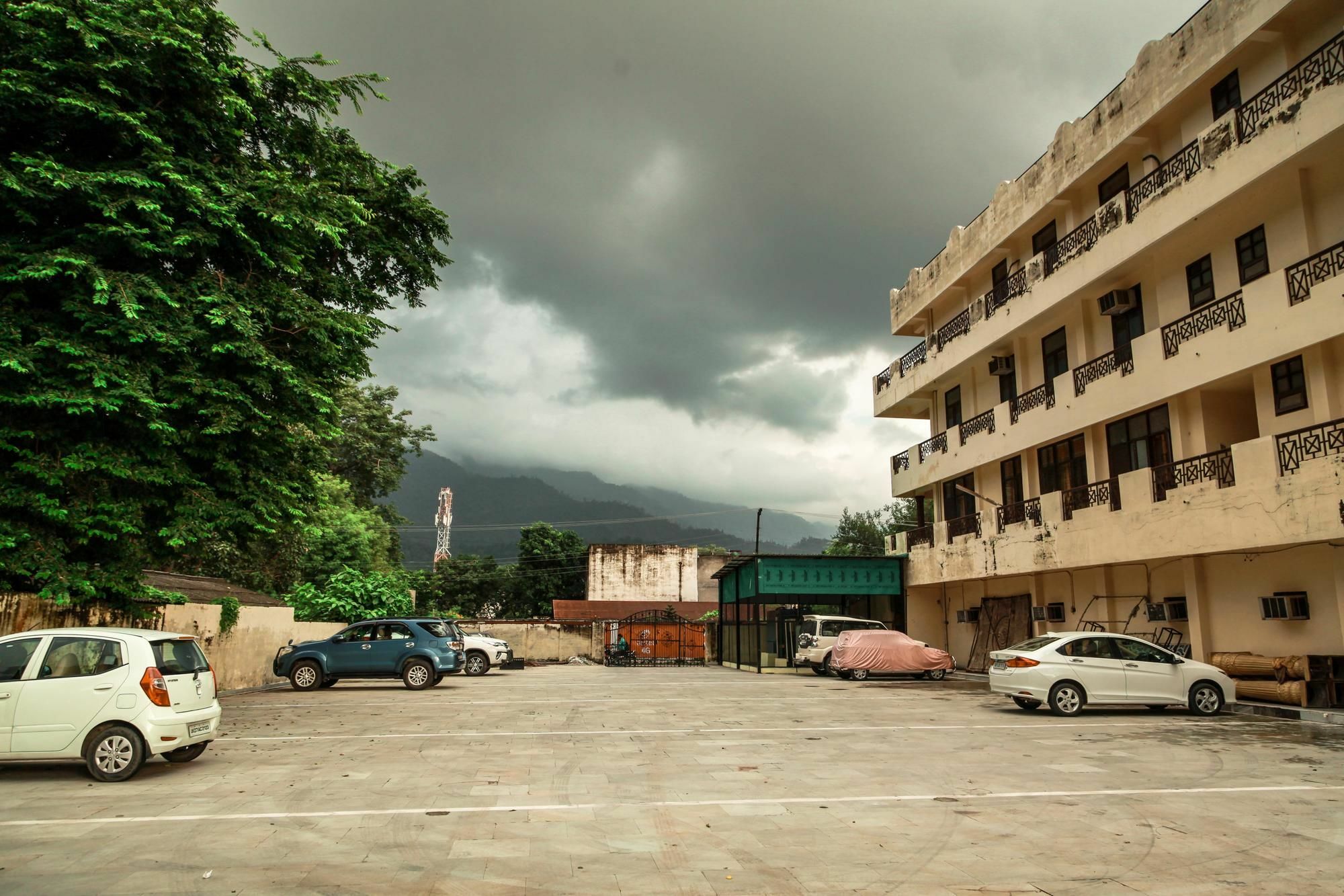 Hotel Neeraj Bhawan- Triveni Ghat Rishīkesh المظهر الخارجي الصورة